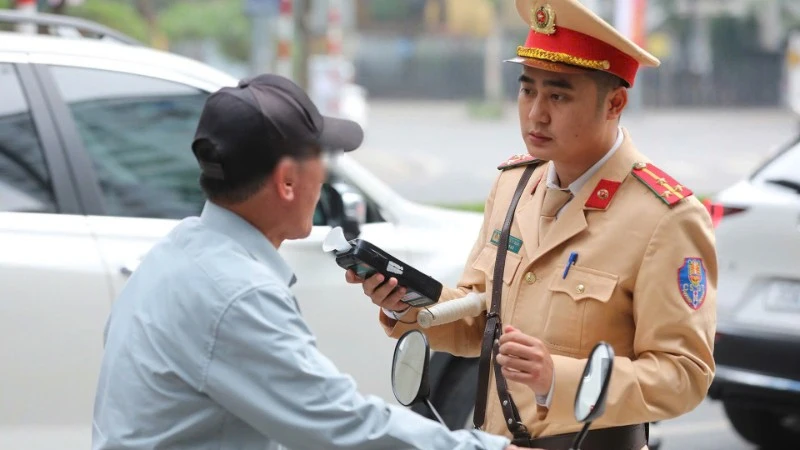 Cảnh sát giao thông xử lý 809 trường hợp vi phạm nồng độ cồn trong ngày mùng 1 Tết