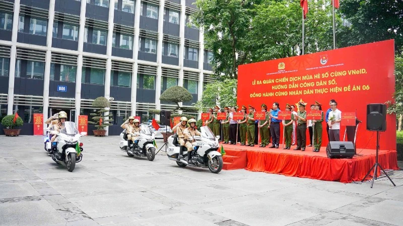 Ra quân Chiến dịch Mùa hè số cùng VNeID tại Hà Nội