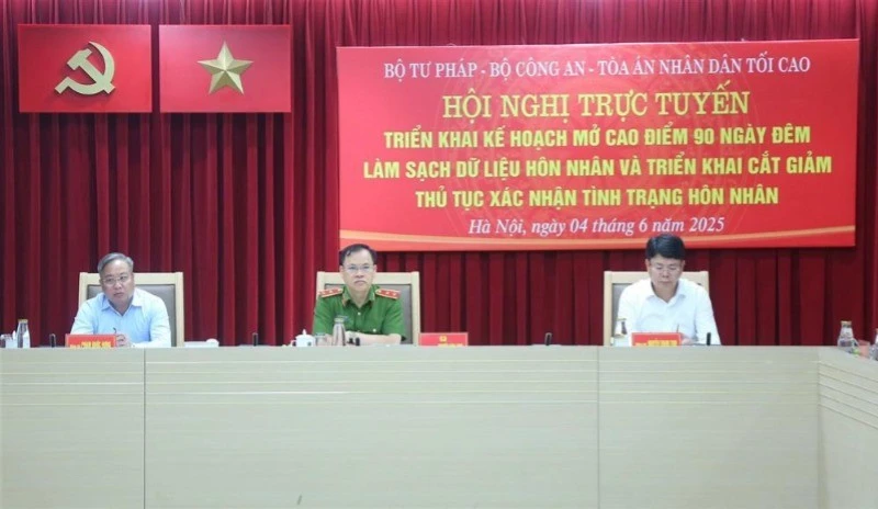 Các đồng chí chủ trì Hội nghị.