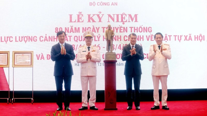Lực lượng Cảnh sát Quản lý hành chính đón nhận Huân chương và Thư chúc mừng của Tổng Bí thư