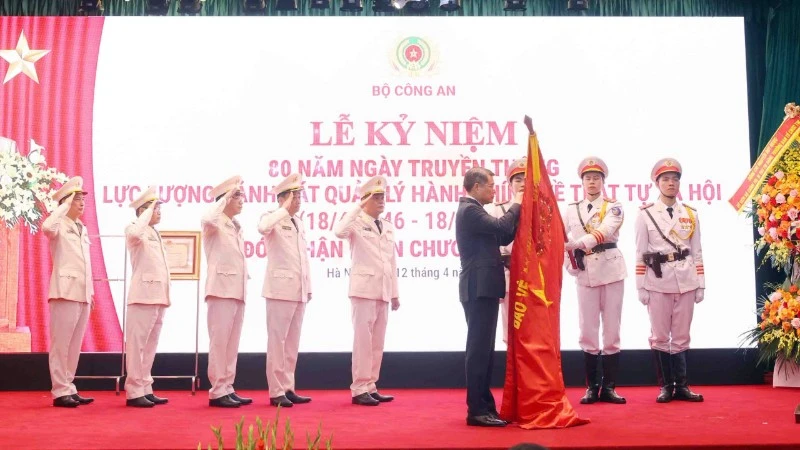 Lực lượng Cảnh sát Quản lý hành chính về trật tự xã hội đón nhận Huân chương Hồ Chí Minh