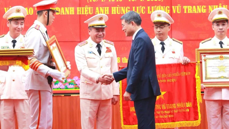 Trung tướng Nguyễn Thanh Tùng và Phòng Cảnh sát hình sự Hà Nội được phong tặng danh hiệu Anh hùng