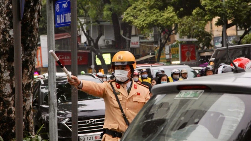 Hà Nội tăng cường kiểm soát vận tải, xử lý hàng trăm vi phạm giao thông dịp cận Tết
