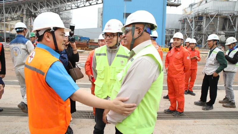 Chủ tịch Tổng Liên đoàn Lao động Việt Nam thăm, động viên công nhân tại Trung tâm Điện lực Quảng Trạch