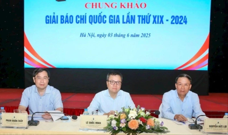 Đoàn Chủ tọa điều hành chấm chung khảo. (Ảnh: Sơn Hải)