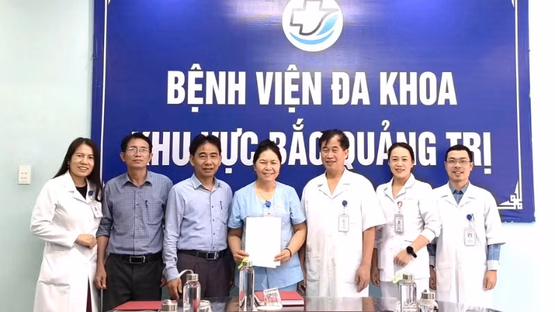 Nhân viên y tế Lê Thị Phượng được biểu dương, khen thưởng vì đã có hành động đẹp. (Ảnh: HL)