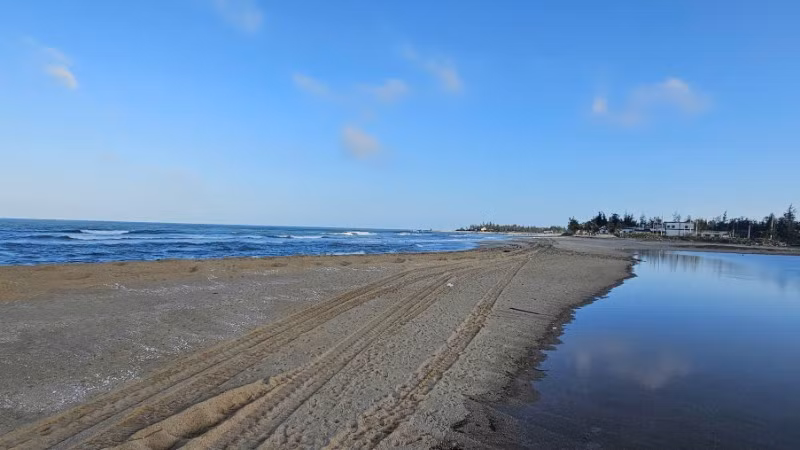 Cửa sông Lý Hòa bị cát bồi lấp, bịt kín dòng chảy, ngư dân không còn "đường" ra biển.