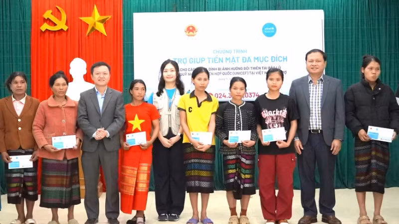 Các đại biểu trao trợ giúp tiền mặt cho hộ gia đình bị ảnh hưởng thiên tai ở xã Kim Ngân (Ảnh: NH)