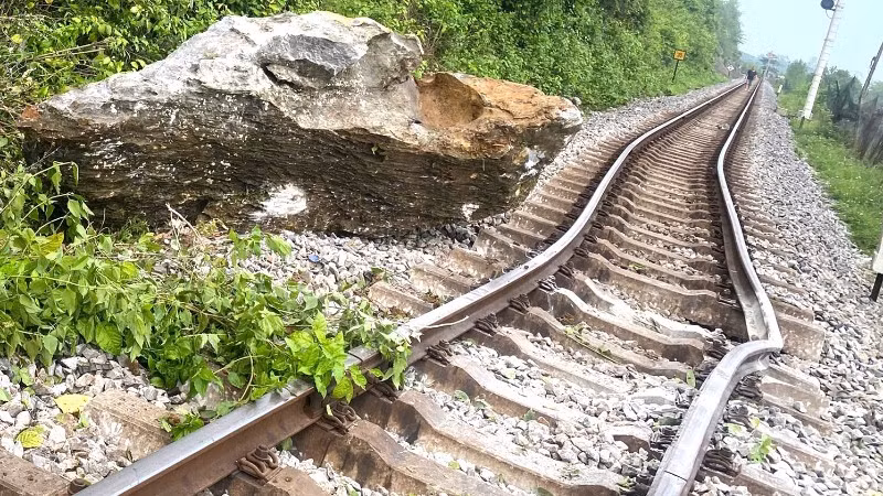 Đá trên núi lăn xuống làm hư hỏng đường sắt bắc-nam, khiến đường sắt bị ách tắc. (Ảnh: CTV)