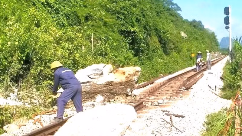 Công nhân cắt xẻ tảng đá và sửa đường để thông tuyến đường sắt bắc-nam đoạn qua xã Tuyên Hóa, tỉnh Quảng Trị.