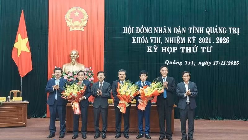  Thường trực Tỉnh ủy Quảng Trị tặng hoa chúc mừng các đồng chí nhận nhiệm vụ mới
