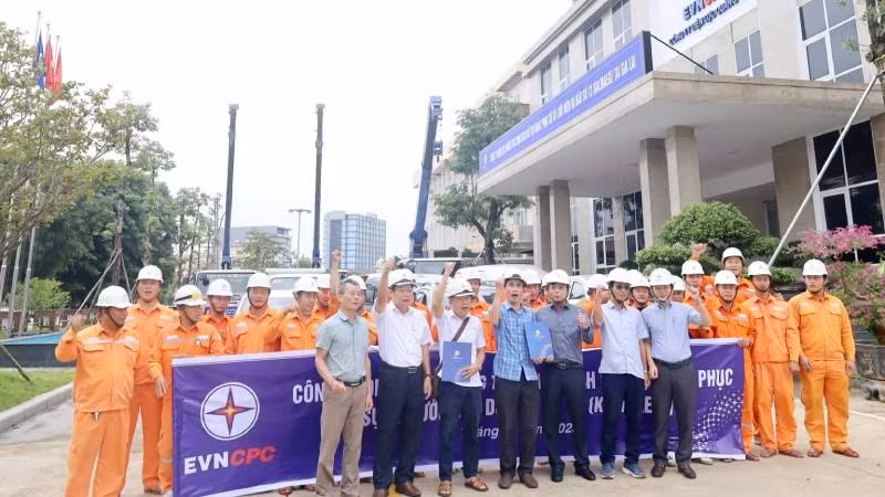 Cán bộ, công nhân Công ty Điện lực tỉnh Quảng Trị lên đường hỗ trợ Điện lực Gia Lai khắc phục sự cố lưới điện sau bão số 13.