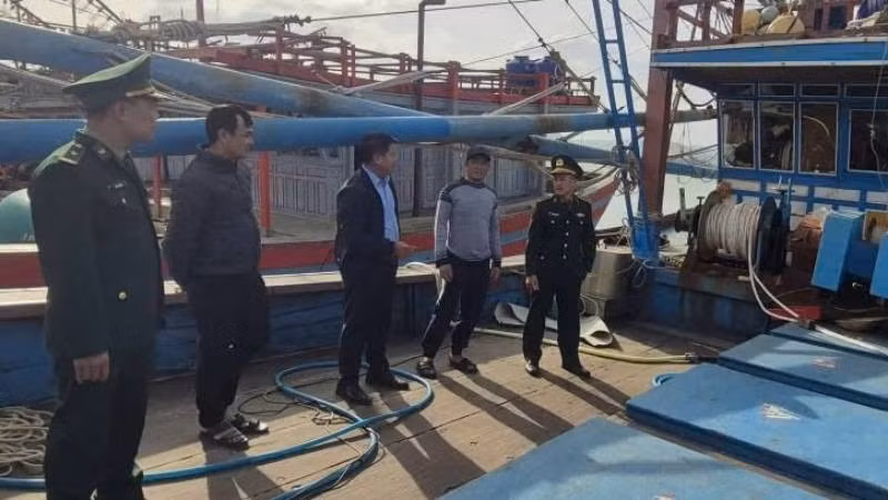 Cán bộ, chiến sĩ của Đồn Biên phòng Lý Hòa kiểm tra tàu cá vi phạm quy định khi đánh bắt trên biển.