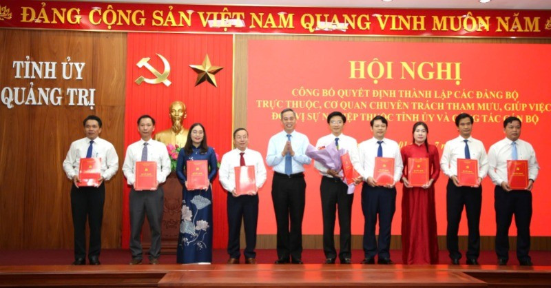 Trao các quyết định chỉ định lãnh đạo Ban Tuyên giáo và Dân vận Tỉnh ủy Quảng Trị. aaaaaaaaaaaaa-2576.jpg