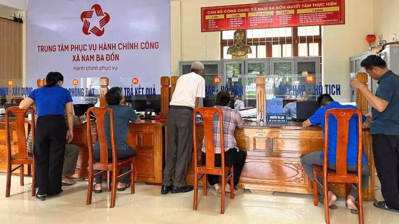 Người dân đến làm các thủ tục hành chính tại Trung tâm phục vụ hành chính công xã Nam Ba Đồn.
