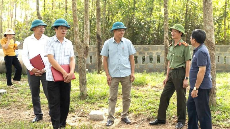 Lãnh đạo xã Tân Mỹ, tỉnh Quảng Trị kiểm tra hiện trạng sử dụng đất, vận động người dân không xây dựng công trình trái phép trong khu vực dự kiến dự án đi qua. (Ảnh: HP) z6830031829585-960893032b89b2015637852a5fbb43de.jpg