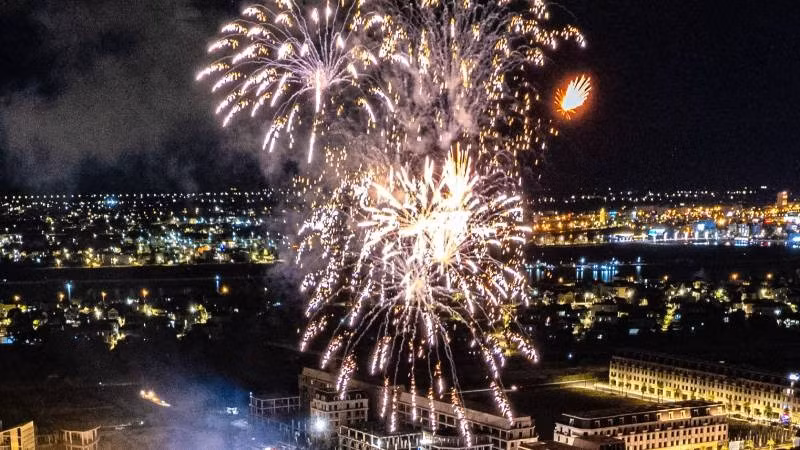 Bắn pháo hoa tầm thấp tại khu vực phố đi bộ Hoàng Vân, phường Đồng Hới dịp Lễ 30/4 vừa qua.