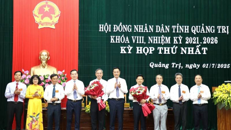 Các đồng chí lãnh đạo Tỉnh ủy tặng hoa chúc mừng Thường trực Hội đồng và một số Ban của Hội đồng nhân dân tỉnh Quảng Trị.