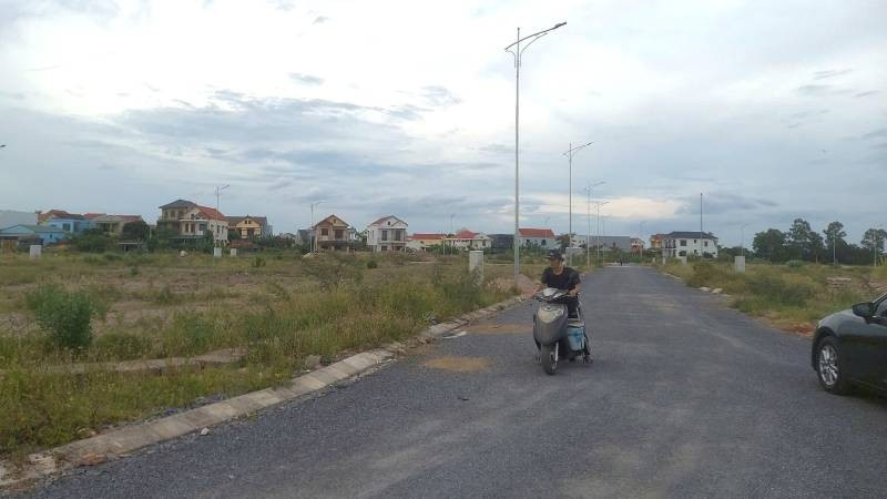 Dự án Đồng Bình Bổn, phường Đức Ninh (nay là phường Đồng Hới) với 88 lô đất được đưa ra đấu giá nhưng chỉ đấu trúng 81 lô và giá đấu trúng trung bình gần 9,5 triệu đồng/m². z6765935633032-97da81046234f841c06d34e511314266.jpg