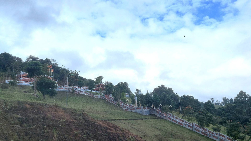Gần cuối tuyến đường, đoạn sát biên giới Việt Nam-Lào là Đền tưởng niệm liệt sĩ Trường Sơn đường 20 Quyết thắng, trọng điểm Cà Roòng-ATP. a4.jpg
