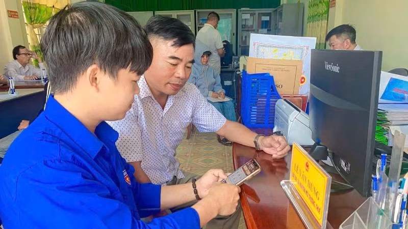 Thanh niên tình nguyện Quảng Trị hướng dẫn người dân hướng dẫn người dân sử dụng VNeID, cập nhật thông tin căn cước.