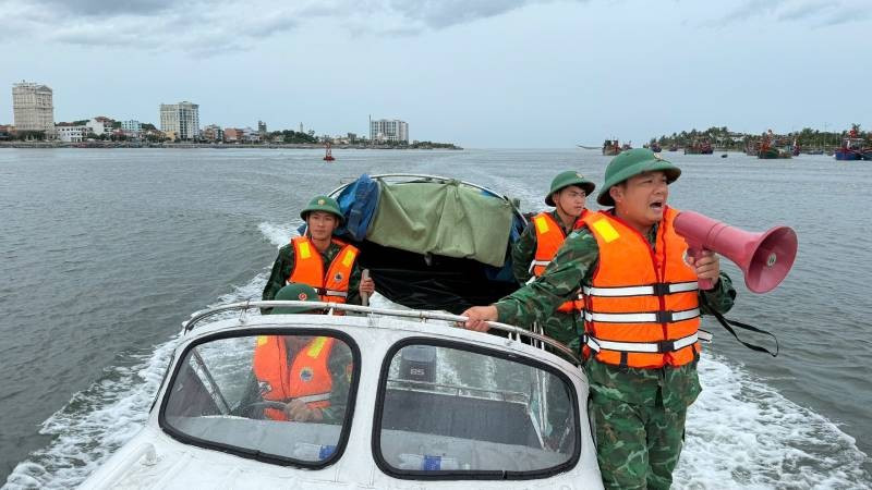 Bộ đội Biên phòng tỉnh Quảng Trị kêu gọi tàu thuyền vào tránh trú bão trên sông Nhật Lệ, phường Đồng Hới. z6826429515120-dea21a546a55f16e6cfc934b9dccbefb.jpg