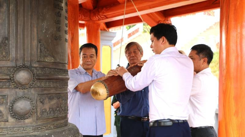 Các đại biểu thực hiện nghi thức thỉnh chuông tại Đền tưởng niệm liệt sĩ Trường Sơn trọng điểm Cà Roòng-ATP đường 20 Quyết thắng. cac-dai-bieu-thuc-hien-nghi-thuc-thinh-chuong-tai-den-tuong-niem-liet-si-truong-son-trong-diem-ca-roong-atp-duong-20-quyet-thang.jpg