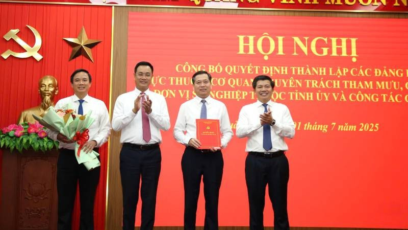 Đồng chí Lê Ngọc Quang (thứ 2 từ trái sang) trao quyết định về công tác cán bộ của Đảng bộ các cơ quan Đảng tỉnh Quảng Trị.