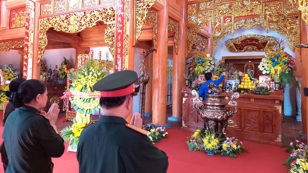 Đồng đội về dâng hương cho các liệt sĩ trong những ngày tháng 7 tri ân. a6.jpg
