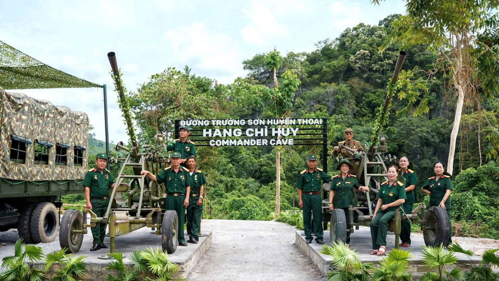 Hang Chỉ Huy (còn gọi là Hang NH) tại Km12, đường 20 Quyết thắng là “căn cứ hậu cần chiến lược” của Bộ Tư lệnh 559 trong cuộc kháng chiến chống Mỹ, cứu nước. Nơi đây được đầu tư, phục dựng thành sản phẩm du lịch sinh thái-lịch sử thông qua hệ thống trưng bày sinh động và trải nghiệm thực tế ảo ấn tượng. z6840836070359-0fa98eba21bd97b4a9e53f927c85e2ef.jpg
