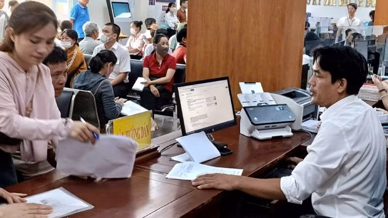 Công chức phường Đồng Hới, tỉnh Quảng Trị hướng dẫn người dân làm các thủ tục hành chính. (Ảnh minh họa)