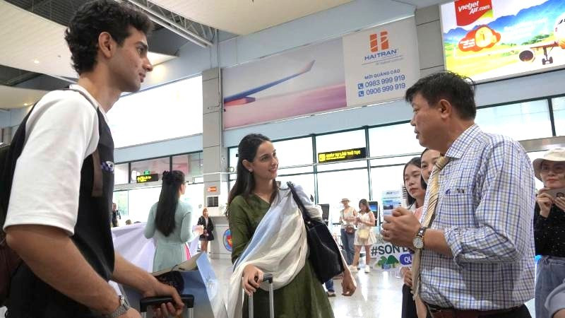 Phó Giám đốc Sở Văn hóa, Thể thao và Du lịch tỉnh Quảng Trị Đặng Đông Hà (bên phải) trò chuyện với các thành viên đoàn làm phim. z6855502367218-2f1e4b656b2a0aab0fcc91478d0b8d5c.jpg