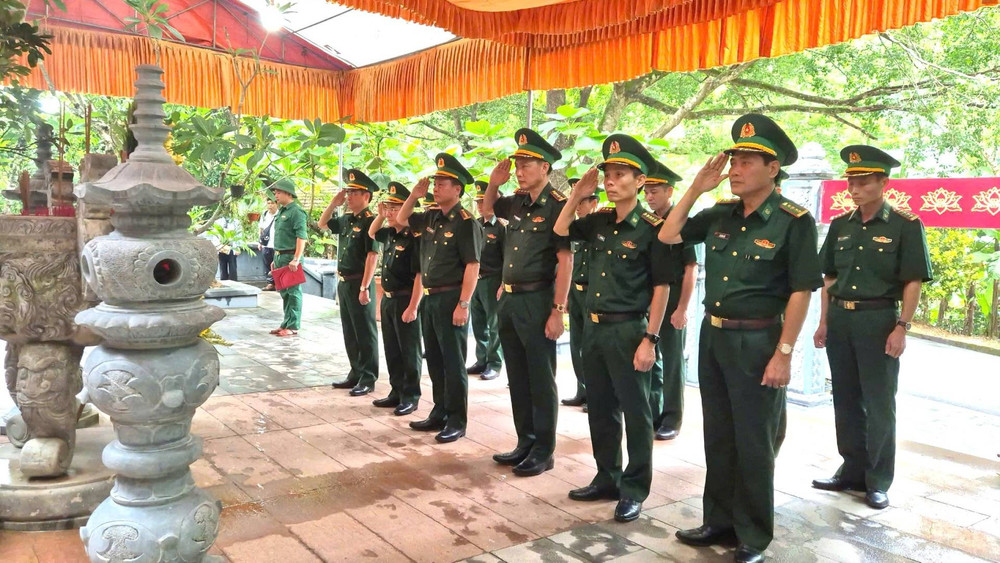 Ban Chỉ huy Bộ đội Biên phòng tỉnh Quảng Trị dâng hương Đền tưởng niệm các Anh hùng, liệt sĩ đường 20 Quyết thắng (hang Tám thanh niên xung phong). a2.jpg