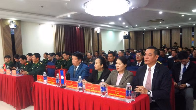 Đại biểu hai tỉnh của nước bạn Lào tham dự hội nghị.
