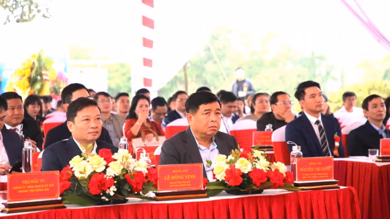 Phó Thủ tướng Chính phủ Nguyễn Chí Dũng dự lễ khởi công dự án nhà ở xã hội tại trung tâm phường Đồng Hới sáng nay.