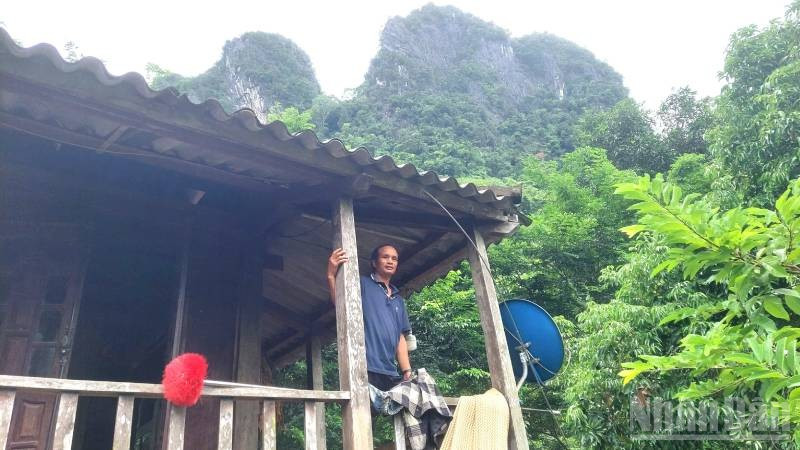 Một ngôi nhà sàn nằm ngay dưới chân núi đá, từng bị đá rơi xuống làm chết nhiều gia súc. ndo_br_z6861435484807-947f6f00696b40c215c0452a049f5b45.jpg