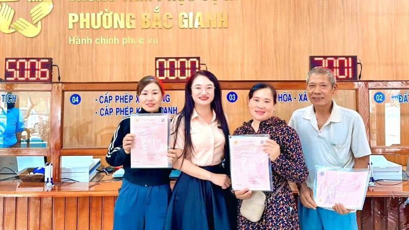 Đại diện Ủy ban nhân dân phường Bắc Gianh, tỉnh Quảng Trị cấp Giấy chứng nhận quyền sử dụng đất lần đầu cho các hộ gia đình theo quy định về thẩm quyền được giao. (Ảnh minh họa)
