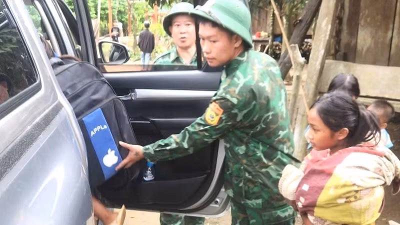 Đồn Biên phòng Làng Ho dùng xe đơn vị sơ tán các hộ dân ở bản Mít Cát, xã Kim Ngân đến nơi an toàn.