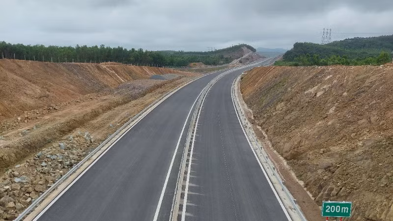 Cao tốc Vũng Áng-Bùng được thông tuyến sẽ tạo điều kiện cho phương tiện lưu thông qua miền trung nhanh chóng.