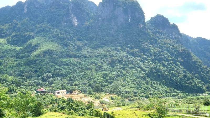 Bản Cây Sú nằm dưới chân núi, tiềm ẩn nguy cơ đá rơi khi vào mùa mưa lũ. ndo_br_ban-cay-su.jpg