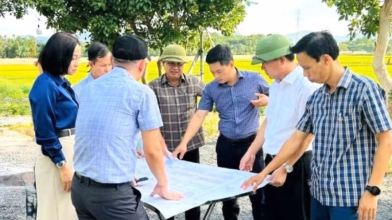 Lãnh đạo Đảng ủy, Ủy ban nhân dân phường Đồng Sơn, tỉnh Quảng Trị kiểm tra thực địa khu vực quy hoạch khu tái định cư Dự án đường sắt tốc độ cao.