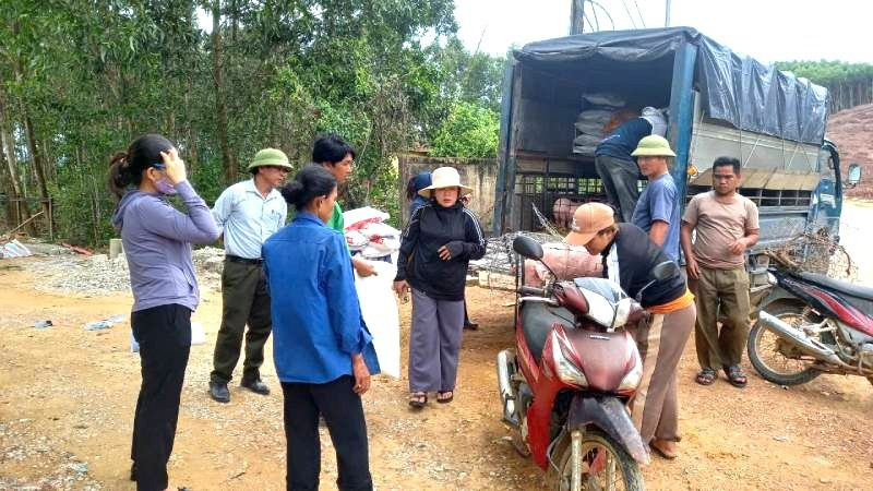 Thông qua kinh phí ERPA, đơn vị chủ rừng hỗ trợ sinh kế là lợn giống cho đồng bào dân tộc thiểu số ở xã Kim Thủy, nay là xã kim Ngân, tỉnh Quảng Trị. z5884351597297-76d4e201c7e615f63da8aafe3e8ed42c.jpg