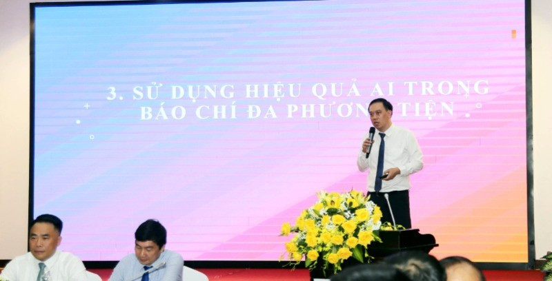 Nhà báo Ngô Việt Anh, Giám đốc Trung tâm Phát triển truyền thông, Báo Nhân Dân tham luận tại hội thảo. img-63391-3933.jpg