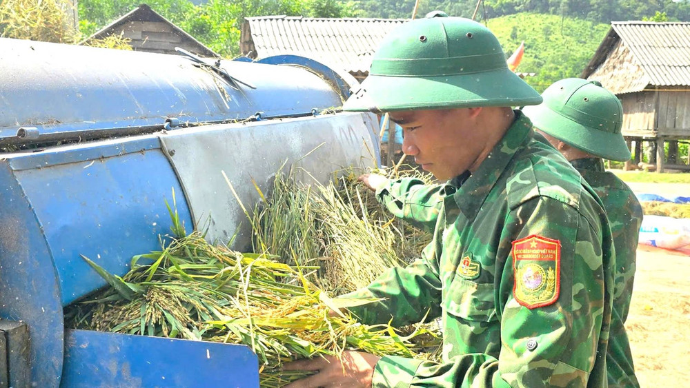 Các chiến sĩ trẻ nhiệt tình vận hành máy tuốt lúa cho đồng bào, chạy đua với trời mưa khu vực biên giới. a3.jpg