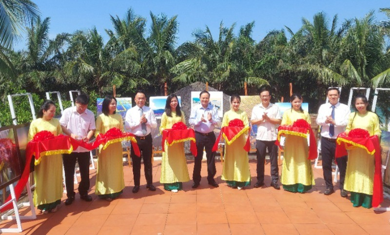 Các đại biểu cắt băng khai mạc triển lãm ảnh “Hành động vì đại dương xanh”. 1000017786-7397.jpg