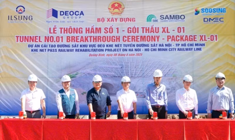 Đại biểu thực hiện nghi thức thông hầm đường sắt số 1 Dự án cải tạo tuyến đường sắt bắc-nam đoạn qua đèo Khe Nét, tỉnh Quảng Bình.
