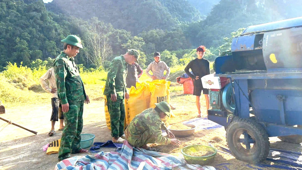 Ban Chỉ huy Đồn Biên phòng Cà Xèng cũng xuống ruộng để động viên bộ đội và dân bản Rục thu hoạch lúa, trước khi những trận mưa rừng đổ xuống. a4.jpg
