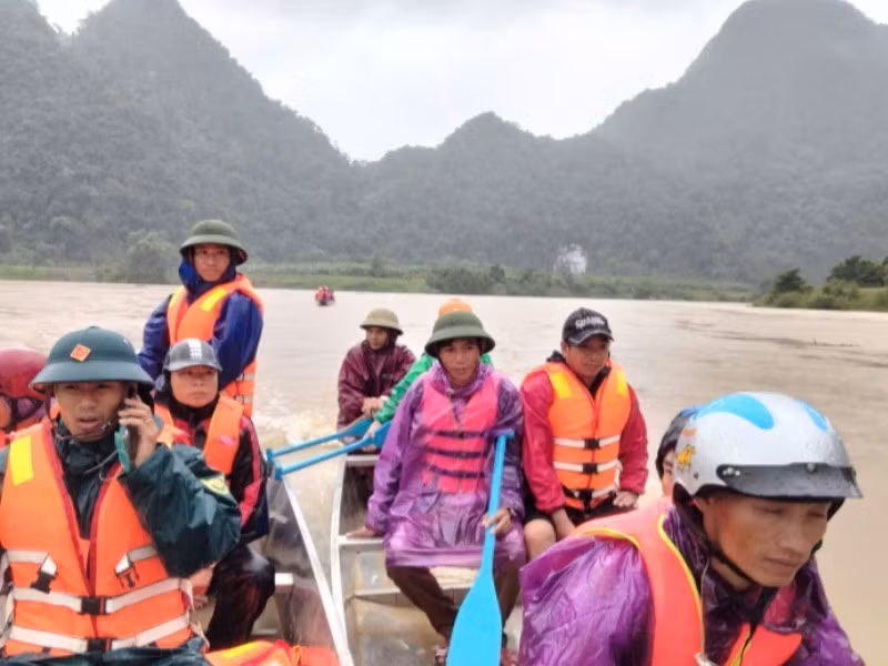 Lực lượng chức năng của xã Tân Hóa tìm kiếm 2 nạn nhân bị nước lũ cuốn mất tích