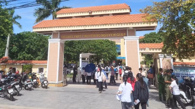 Thí sinh đến làm thủ tục dự thi tại Trường trung học phổ thông chuyên Võ Nguyên Giáp