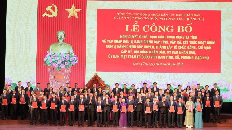 Các đồng chí lãnh đạo tỉnh Quảng Trị trao quyết định cho 78 Bí thư Đảng ủy xã, phường, đặc khu trong tỉnh. a444.jpg